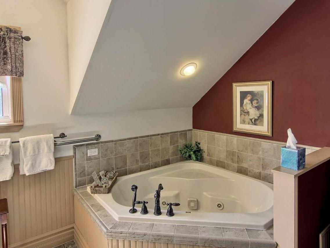 Bellaire Grand Victorian B&B Inn الغرفة الصورة