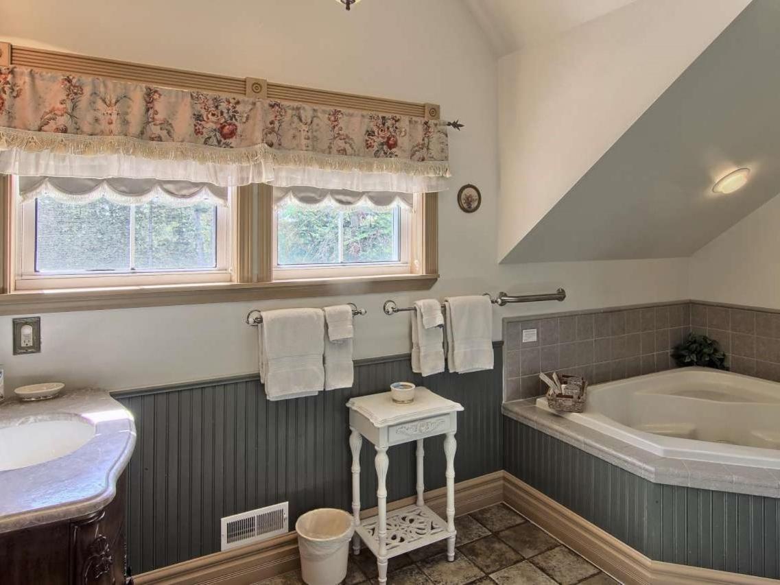 Bellaire Grand Victorian B&B Inn الغرفة الصورة