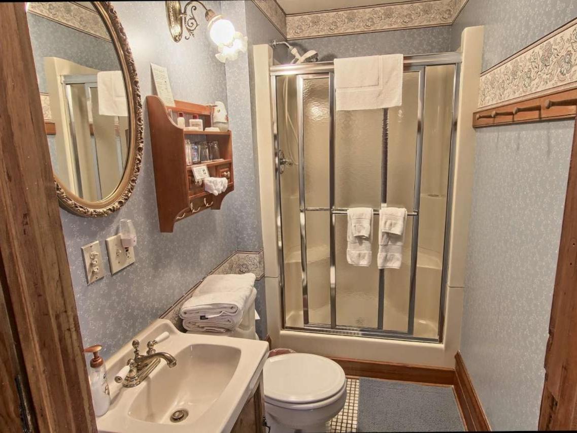 Bellaire Grand Victorian B&B Inn الغرفة الصورة